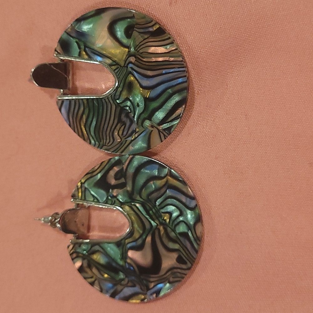 Green & Goldtone round catch resin earrings.